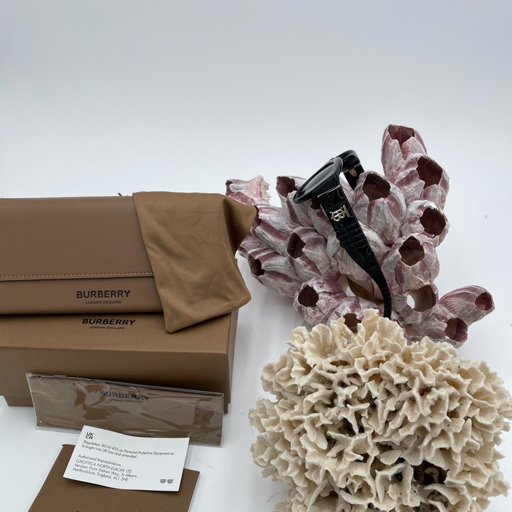 Burberry Black Sunglasses with Timeless Elegance - Picture 3 of 7